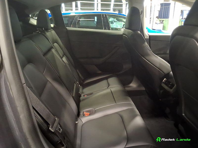 Tesla Model Y (2023) Long Range 78,8 kWh - fotka 7 z 8
