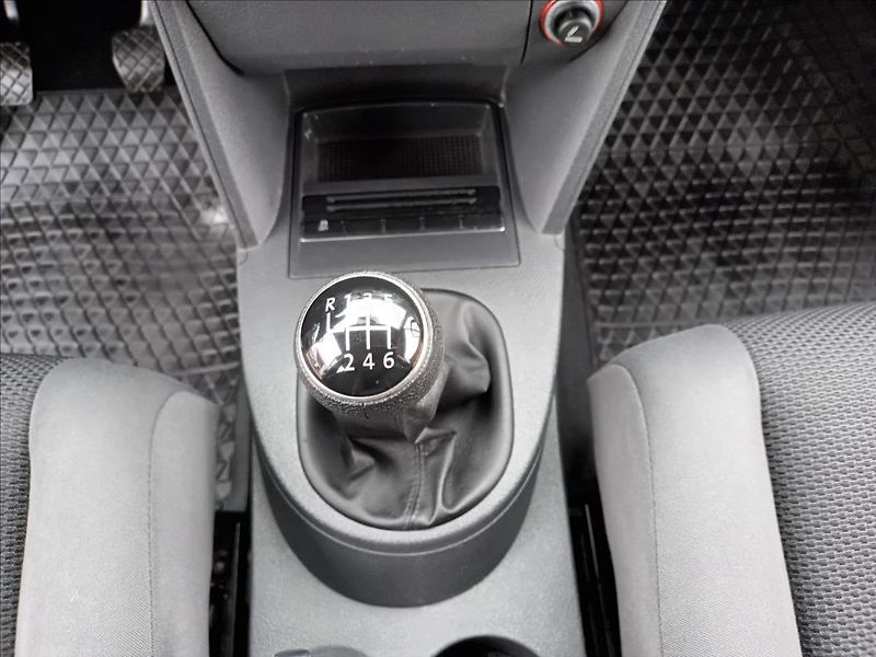 Volkswagen Touran 1,4 TSI,SERVIS,TAŽNÉ,VÝHŘEV - fotka 14 z 43