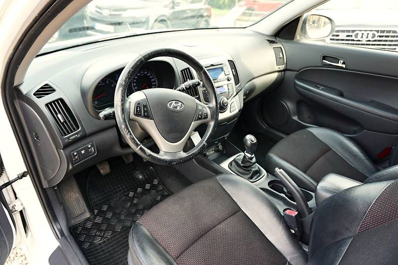 Hyundai i30 (2010) STYLE 1,6 CVVT 93 kW - fotka 24 z 35