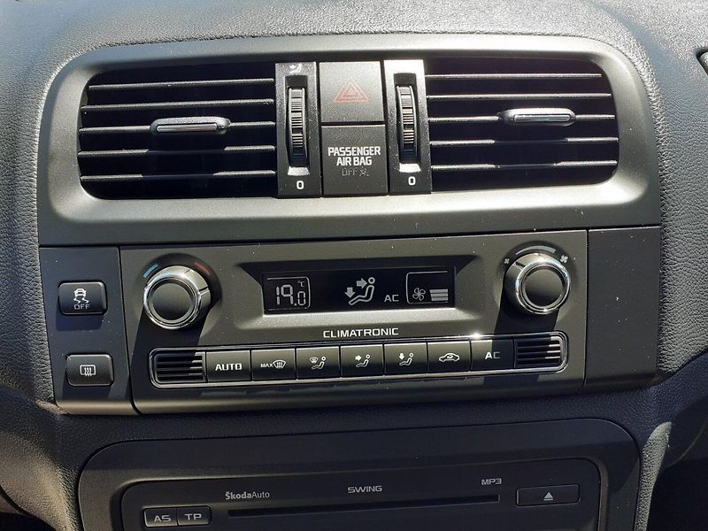 Škoda Fabia (2011) KOMBI 1.2 TSi AMBIENTE - fotka 10 z 27