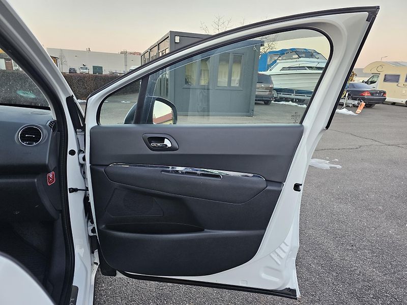 Peugeot 3008 (2016) 1.2 - 96kW, NOVÉ ROZVODY - fotka 31 z 50