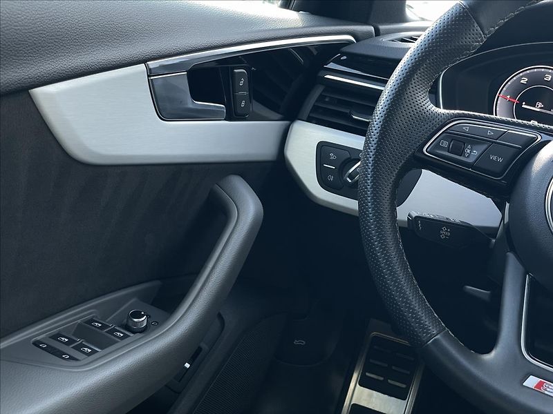 Audi A4 Avant 2,0 40TDI quattro S line - fotka 13 z 22
