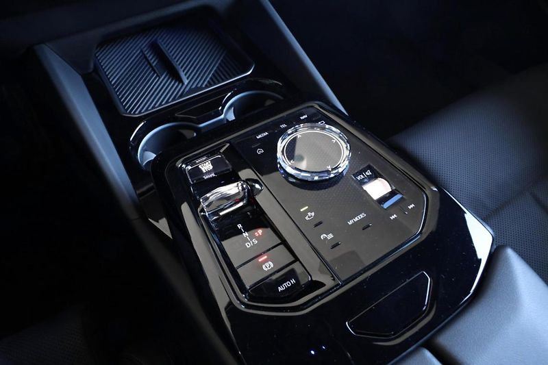 BMW Řada 5 520d xDrive - fotka 10 z 32