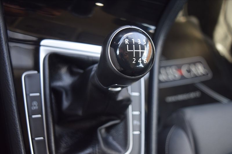Volkswagen Golf 2,0 TDI 110KW KAMERA XENONY - fotka 42 z 48