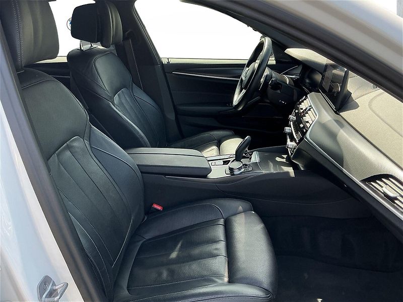 BMW Řada 5 M550i xDrive Laser HuD Venti - fotka 12 z 12