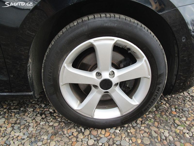 Volkswagen Touran 1,2TSI-81KW-NOVÁ STK+OLEJ - fotka 9 z 31