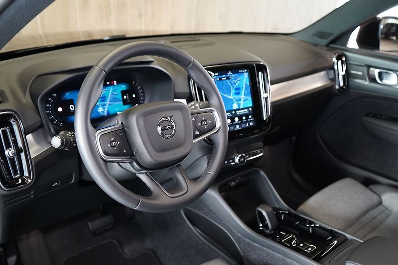 Volvo XC40 B3 Plus Dark, ACC, BLIS - fotka 15 z 43