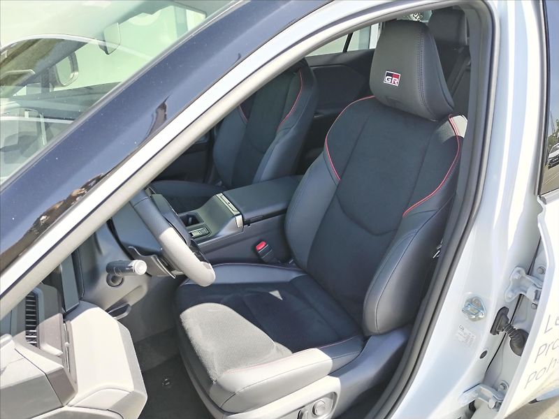 Toyota RAV4 2.5 HEV e-CVT AWD  193 k  GR S - fotka 5 z 11