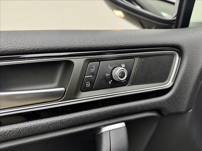 Volkswagen Touareg 3,0 ACC 360° TZ PEČLIVÝ SERVIS - fotka 35 z 49