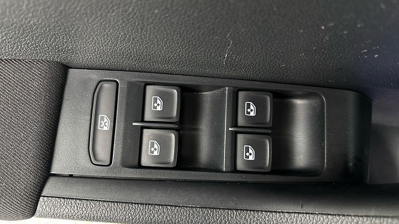 Škoda Fabia 1.0 TSI Black Combi - fotka 21 z 23