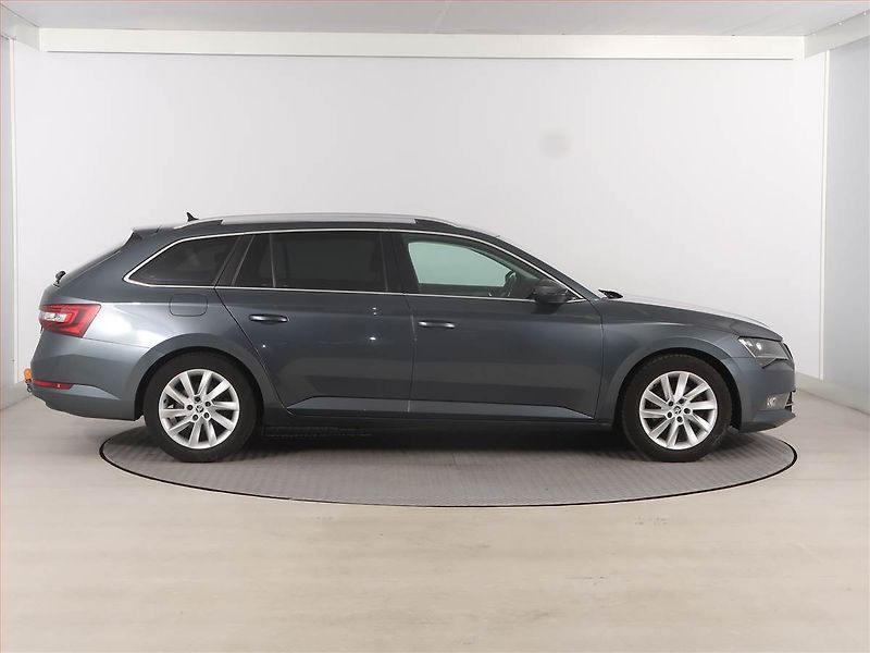 Škoda Superb (2016) 1.6 TDI, Navi, Bi-Xenony - fotka 6 z 20