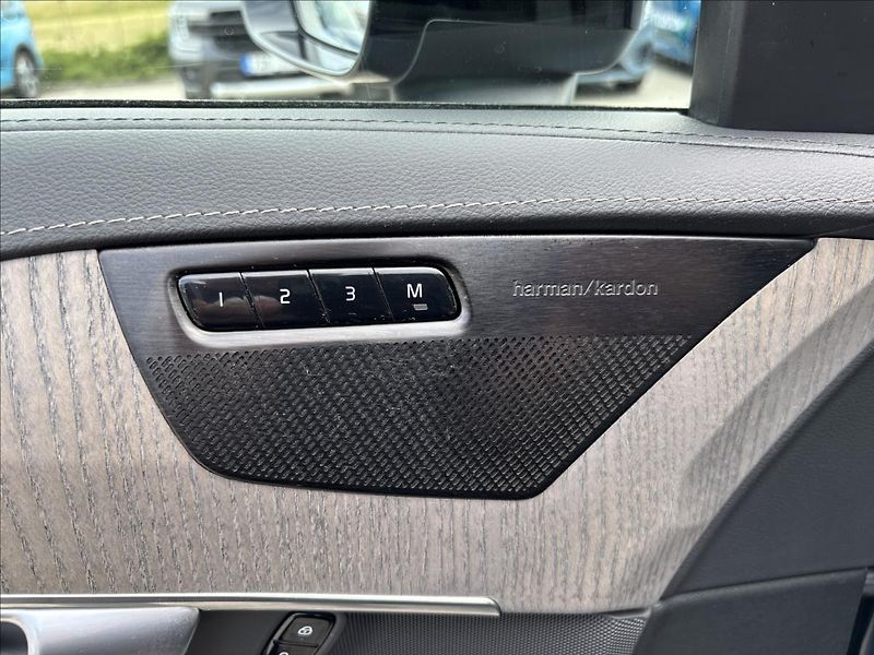 Volvo XC90 2,0 B5 AWD Plus Dark - fotka 25 z 46
