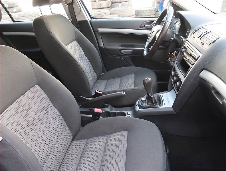 Škoda Octavia (2009) 1.6 TDI, po STK, udržované - fotka 9 z 13