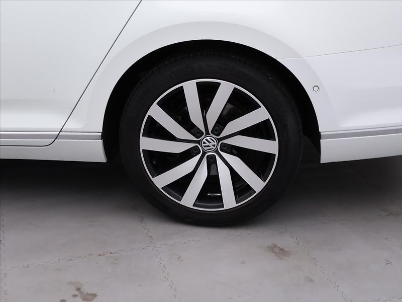 Volkswagen Passat 2,0 TDI 140k DSG Highline CZ - fotka 20 z 27