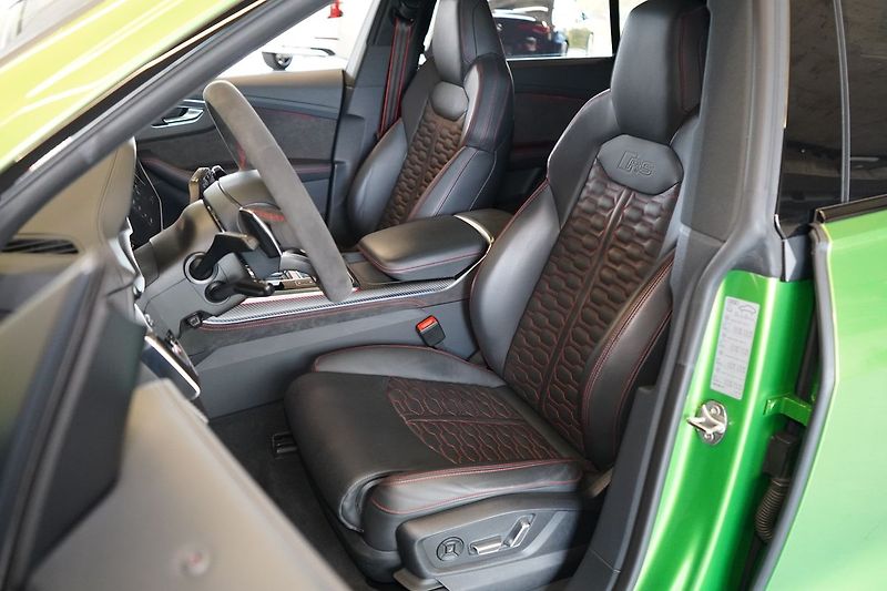 Audi RS Q8 Exclusive, Karbon brzdy, Pano - fotka 21 z 50