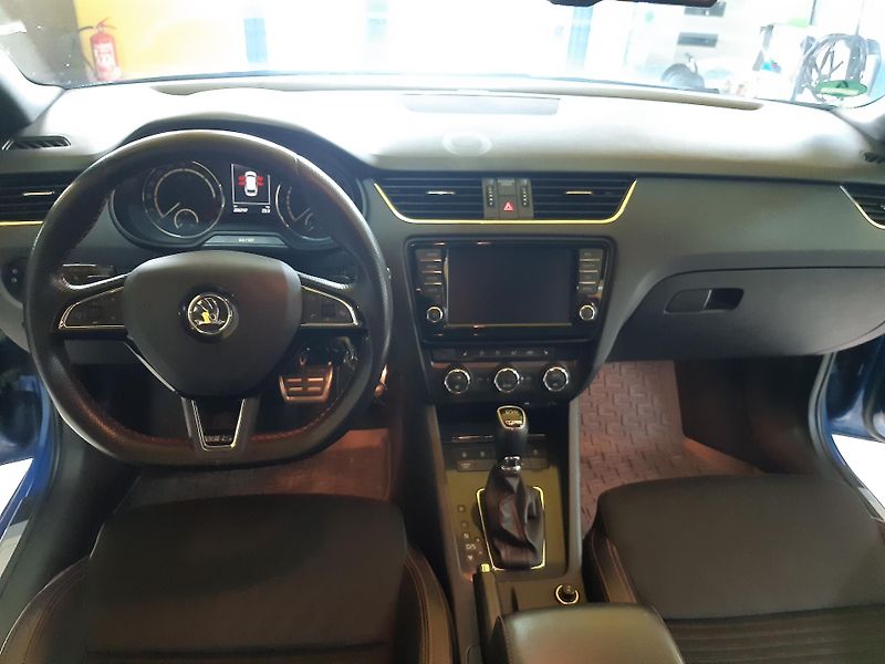 Škoda Octavia RS 2.0 TDI COMBI NAVI - fotka 9 z 28