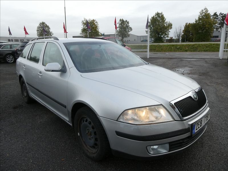 Škoda Octavia 1,6 FSi 85kW závěs, 2x kola - fotka 1 z 25
