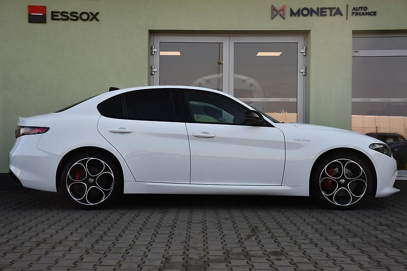 Alfa Romeo Giulia 2,0T 16V 206kW AT8-Q4 VELOCE - fotka 9 z 48