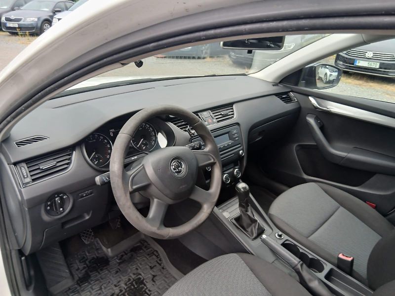 Škoda Octavia 1.6 TDI, bez koroze - fotka 30 z 39