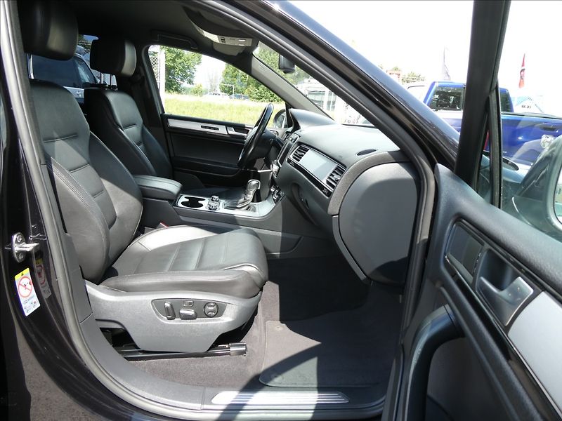 Volkswagen Touareg 3,0 TDi V6 180kW, webasto, DPH - fotka 21 z 50