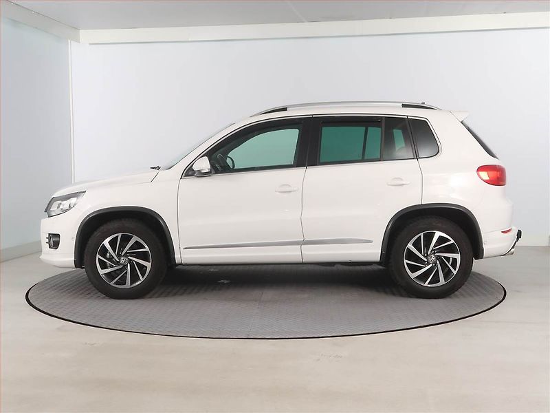 Volkswagen Tiguan (2012) R-Line 2.0 TDI, 4X4 - fotka 3 z 17