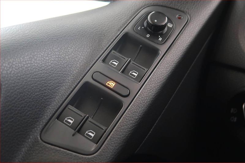 Volkswagen Tiguan (2012) 2.0 TDI, Serv.kniha - fotka 15 z 16