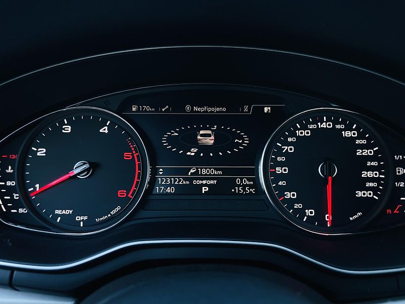 Audi A5 2.0TDI 140KW 4x4 AUT VÝHŘEV - fotka 47 z 49