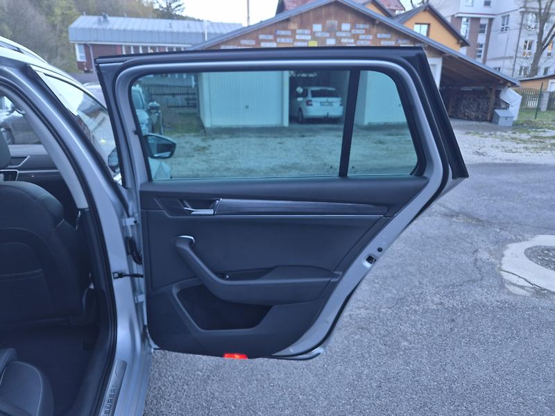 Škoda Superb Combi 2,0TDi 147kw DSG 17ALU - fotka 32 z 41