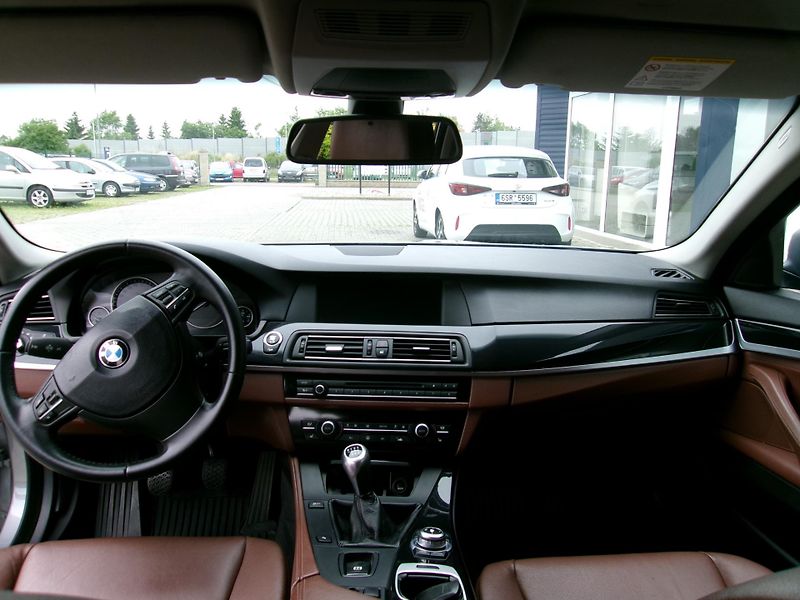 BMW Řada 5 (2010) 520d combi  - fotka 11 z 28