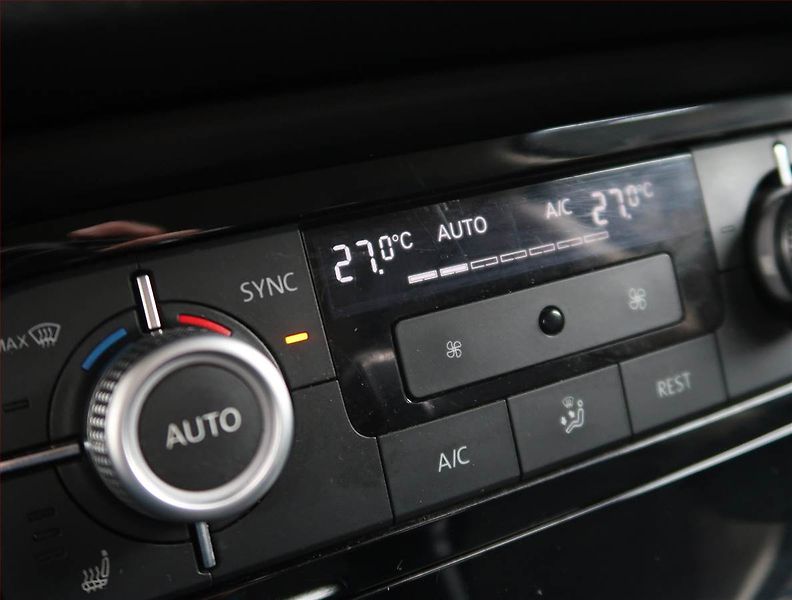 Volkswagen Touareg (2016) 3.0 TDI, 4X4,Bixenon,Kamera - fotka 18 z 24