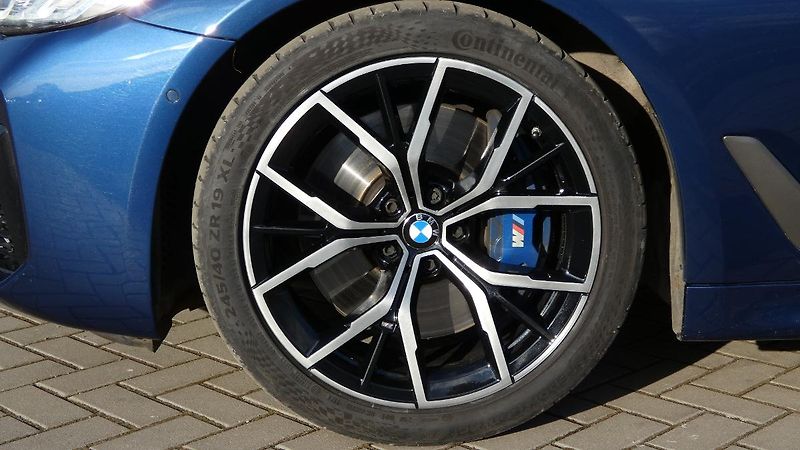 BMW Řada 5 M 550i xDrive - fotka 24 z 25