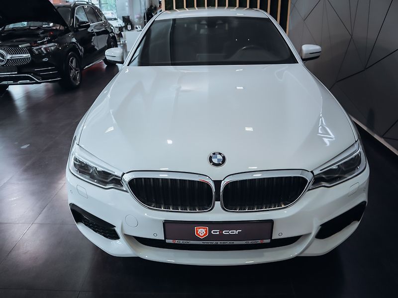 BMW Řada 5 530d xDrive M-Paket 195 kW - fotka 2 z 17