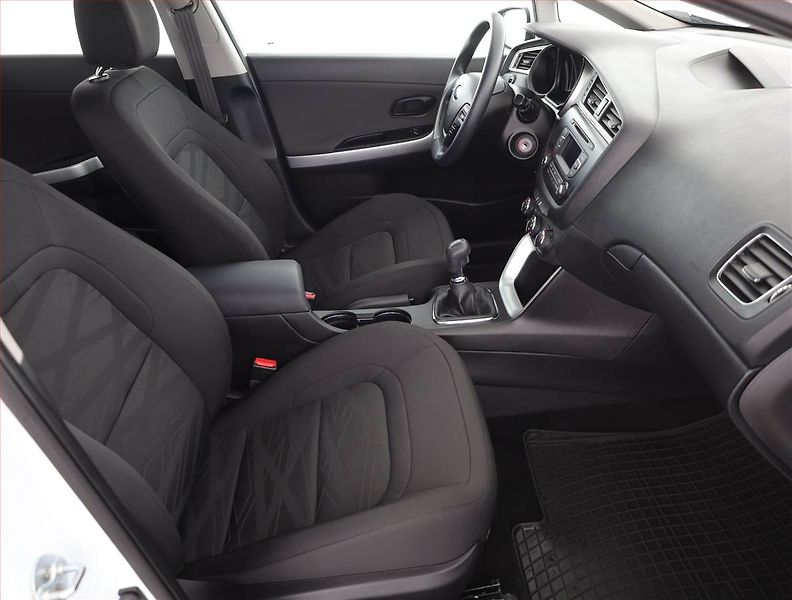 Kia Ceed (2016) 1.6 GDI - fotka 7 z 14
