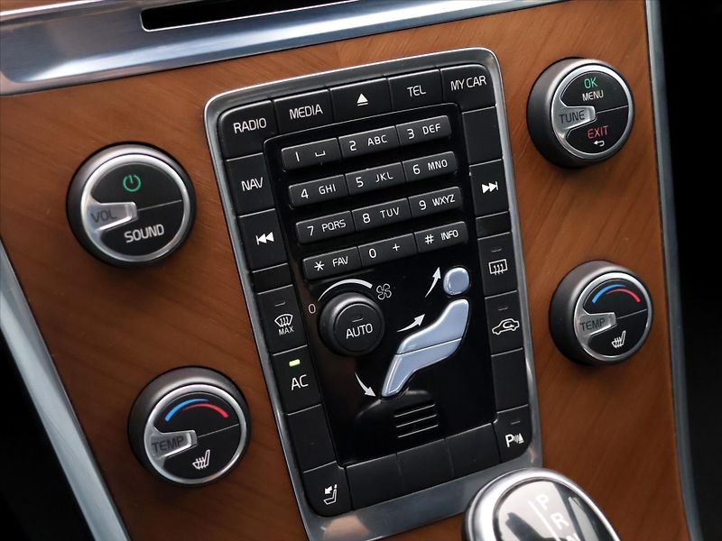 Volvo XC60 2,0 D4 120kW Momentum AUT - fotka 22 z 30