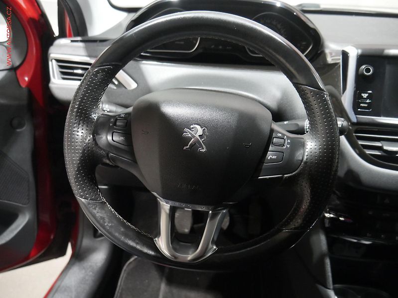 Peugeot 208 (2014) 1.6 VTi, Allure - fotka 12 z 15