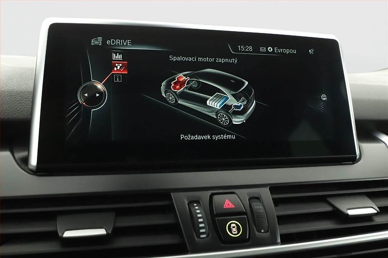 BMW Řada 2 (2016) 225xe Active Tourer, 4X4 - fotka 9 z 22