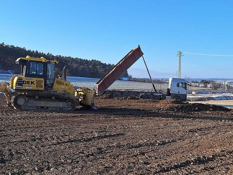 Na úseku od mimoúrovňové křižovatky Slaný-západ do Kutrovic probíhají nadále intenzivní zemní práce.