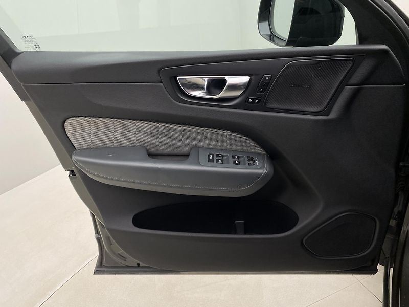 Volvo XC60 T5 AWD R-DESIGN AUT CZ - fotka 7 z 46