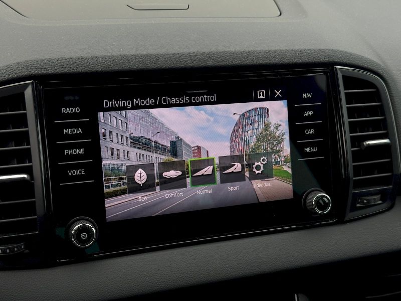 Škoda Karoq (2023) 1.5 TSI 110 kW DSG SportLine - fotka 20 z 25