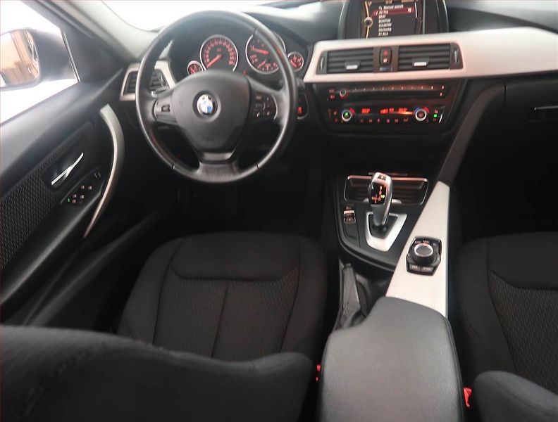 BMW Řada 3 (2013) 320 d xDrive, 4X4, Automat - fotka 7 z 19