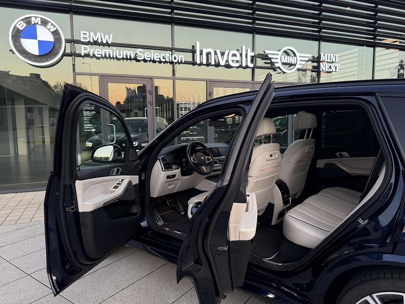 BMW X5 (2019) BMW / X5 / M50i xDrive / FULL - fotka 17 z 25