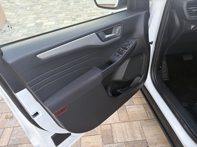 Ford Kuga (2022) 2.5 ST, PHEV, 50 tkm 11/22 - fotka 9 z 16