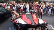 Praha (18. 7. 2017) – Sportovní auta, pózující slečny – a samozřejmě obdivovatelé i fanynky jedněch i druhých. Nic z toho nechybělo v úterý večer dolní části Václavského náměstí, kam se sjeli účastníci akce HIT Road trip 2017 – Evropa.