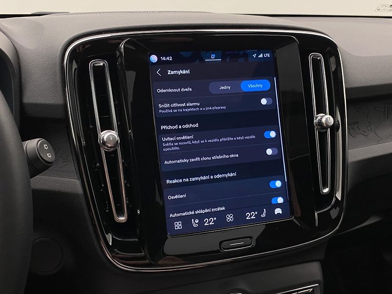 Volvo XC40 PURE ELECTRIC RECHARGE TWIN - fotka 51 z 58