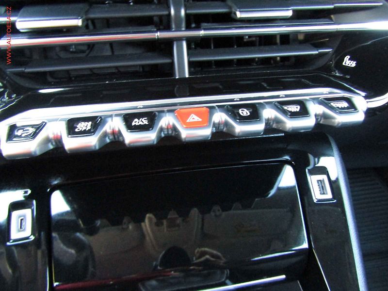 Peugeot 2008 (2021) 1.2 PT, ČR, LED - fotka 15 z 18