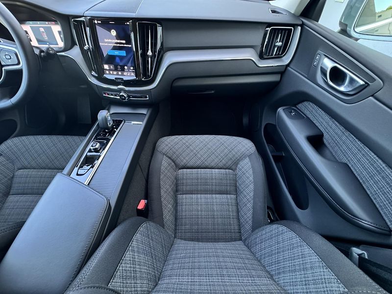 Volvo XC60 B5 AWD (benzín) CORE 1.maj. - fotka 22 z 46