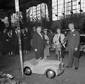 Šlapací autíčko při otevření výstavy Auto Fleury v Belgii v dubnu roku 1953.