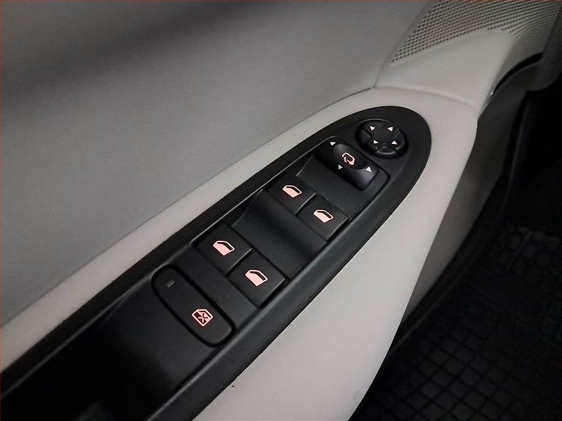 Citroën C4 (2012) Exclusive 1.6 HDi, Serv.kniha - fotka 18 z 19