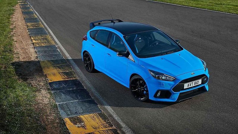 Bíle kouřící Ford Focus RS s vadným těsněním pod hlavou.