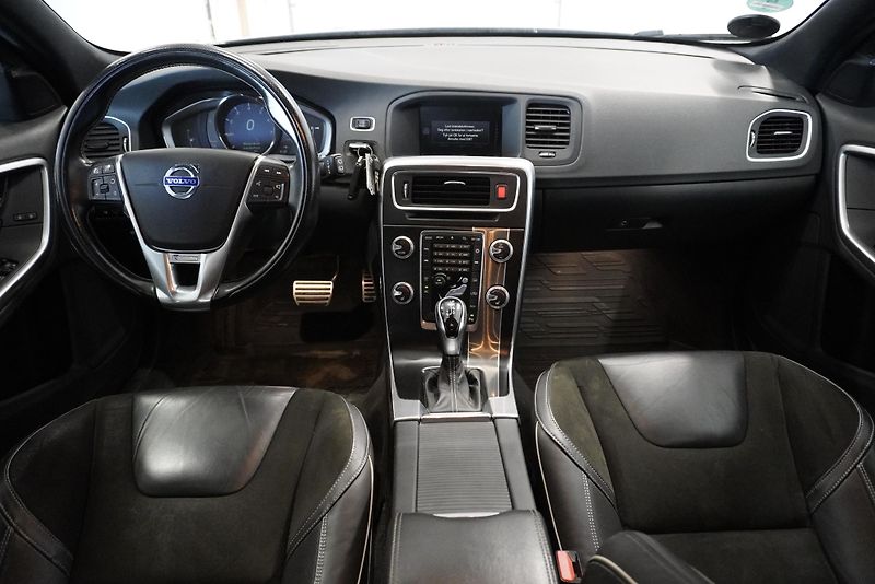 Volvo V60  2,0 T4 R-DESIGN AUTOMAT - fotka 18 z 33